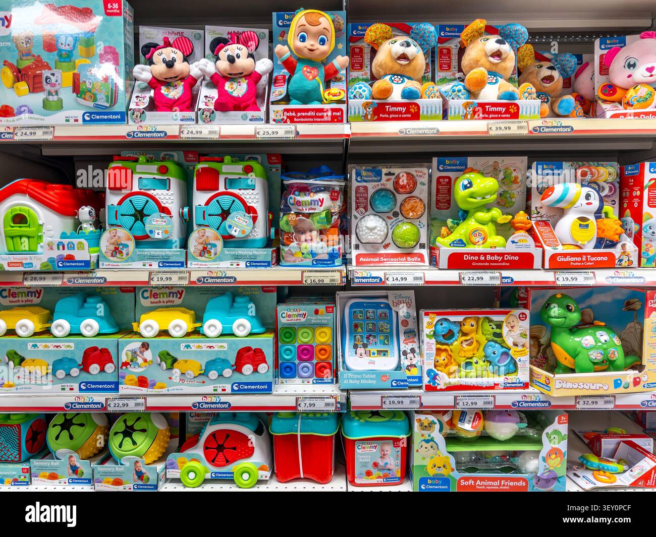 Italia - 1 luglio 2026: Una vasta gamma di giocattoli educativi Clementoni Baby, morbidi blocchi Clemmy, peluche e giochi elettronici per imparare ordinatamente Foto Stock