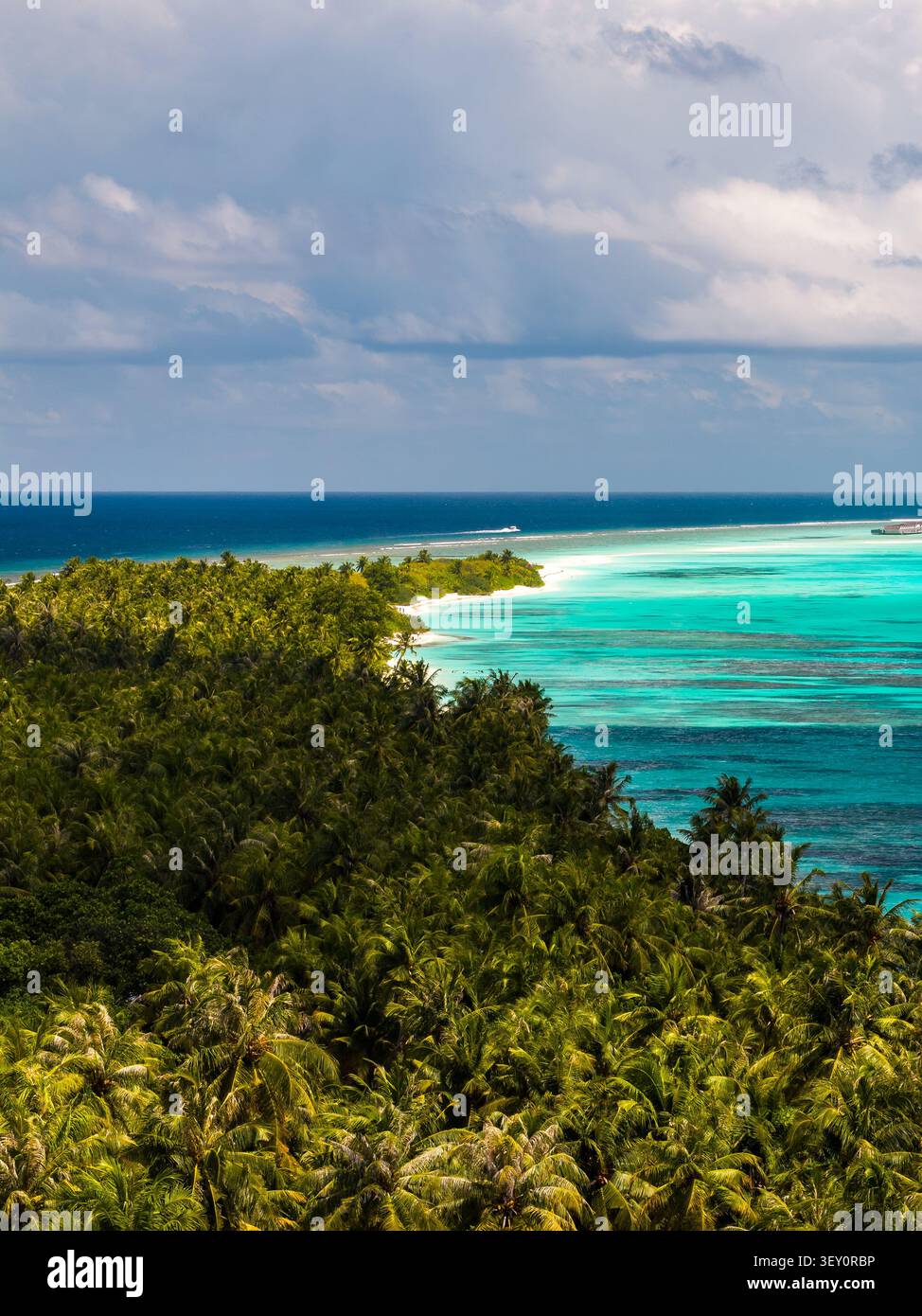 Vista aerea panoramica di Dhigurah Island, Maldive, bancarella di sabbia e barriera corallina Foto Stock