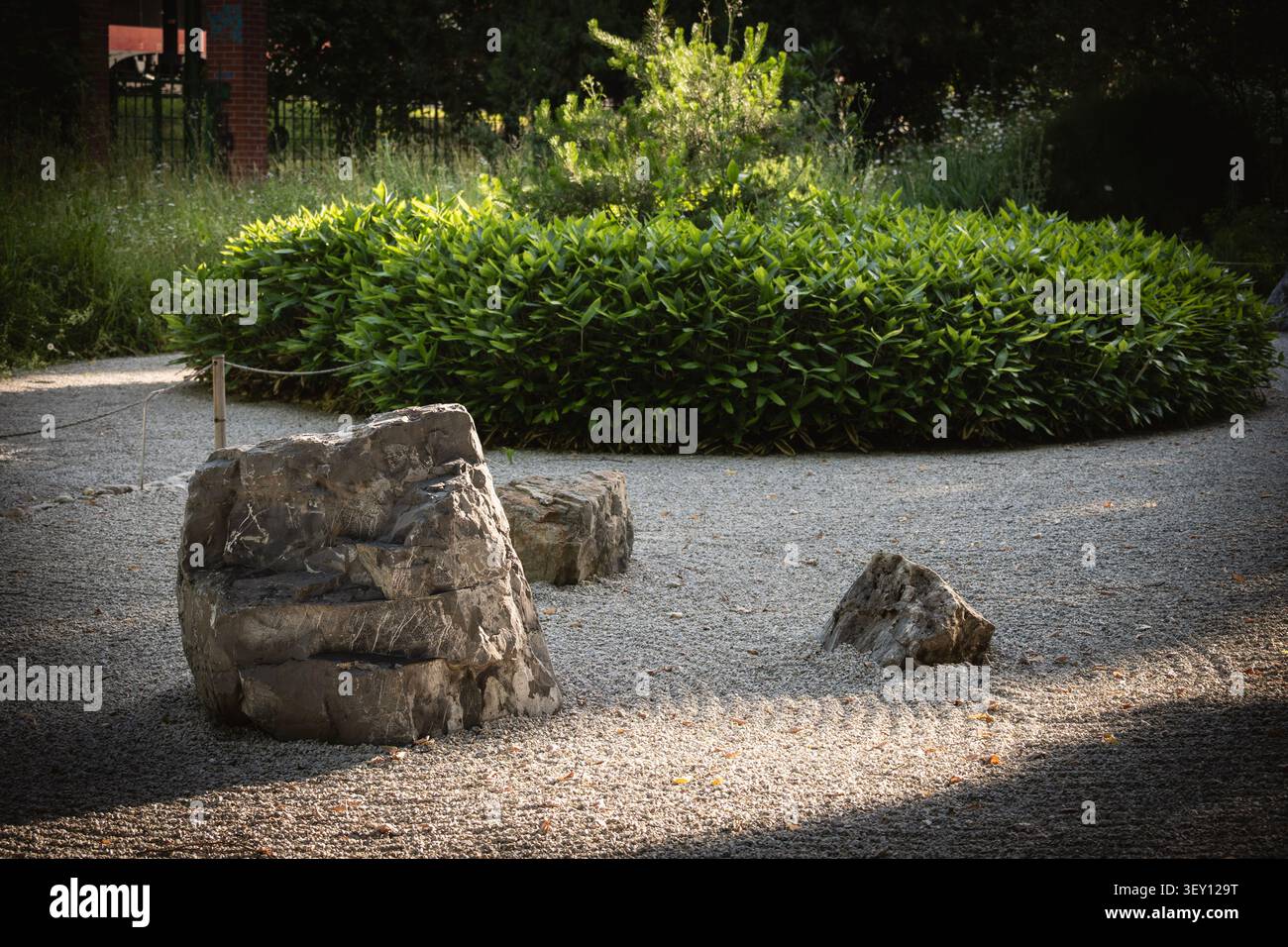 Dettagli del giardino giapponese come la ghiaia rastrellata chiamata karesansui nel giardino botanico della città di Zagabria Foto Stock