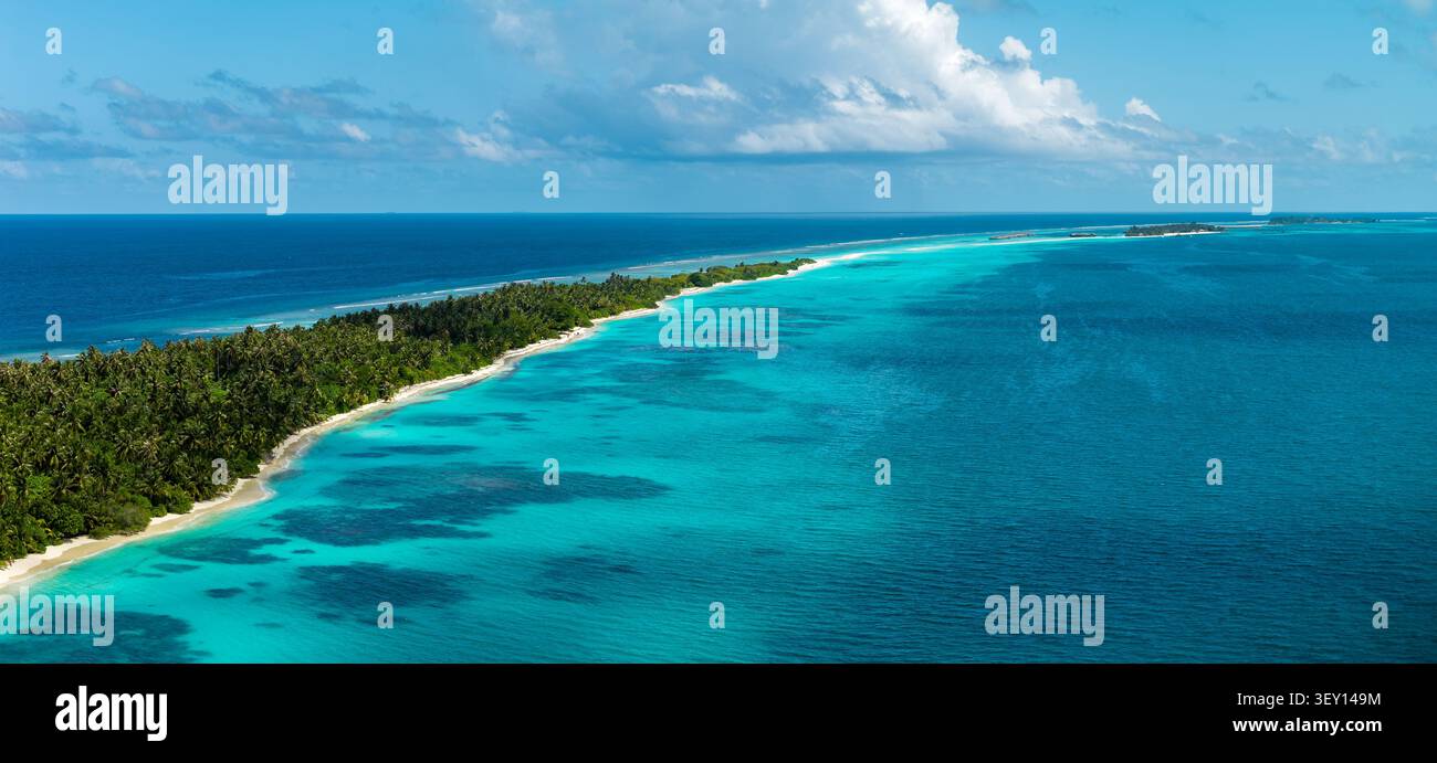 Vista aerea panoramica di Dhigurah Island, laguna e barriera corallina delle Maldive Foto Stock
