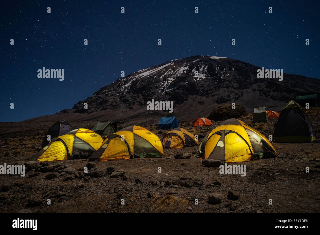 BaseCamp con Mt. Kilimanjaro sullo sfondo in una notte limpida Foto Stock