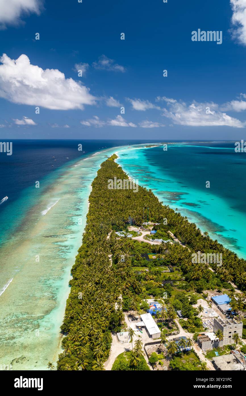 Vista aerea panoramica dell'isola di Dhigurah con lagune e barriera corallina Foto Stock