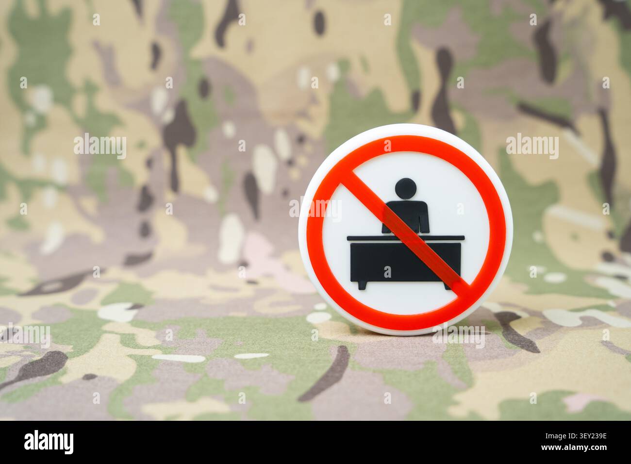 Un simbolo che respinge i burocrati su sfondo militare. Digitalizzazione e automazione delle strutture e delle istituzioni militari per ridurre la burocrazia A. Foto Stock