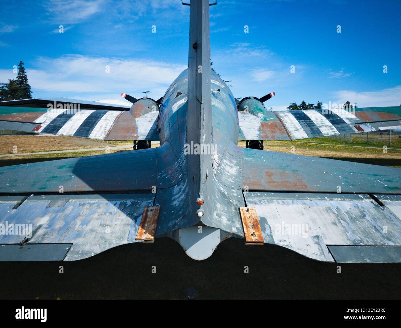 Vista posteriore di un aereo militare vintage Douglas DC-3 Dakota all'Heritage Air Park, Comox Air Force Museum, Isola di Vancouver, British Columbia. - Immagine stock catturata con smartphone