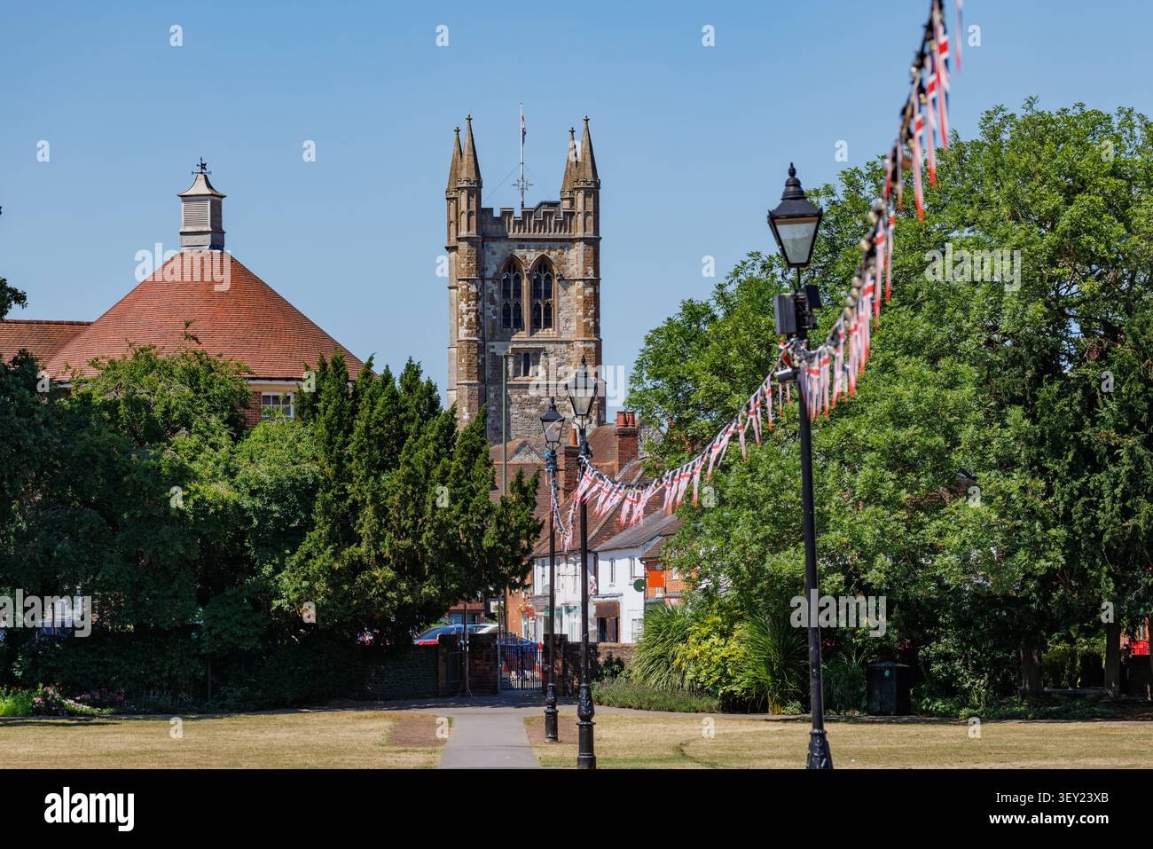 Vista sulla torre della chiesa di St Andrews da Gostrey Meadow, Farnham, Regno Unito Foto Stock