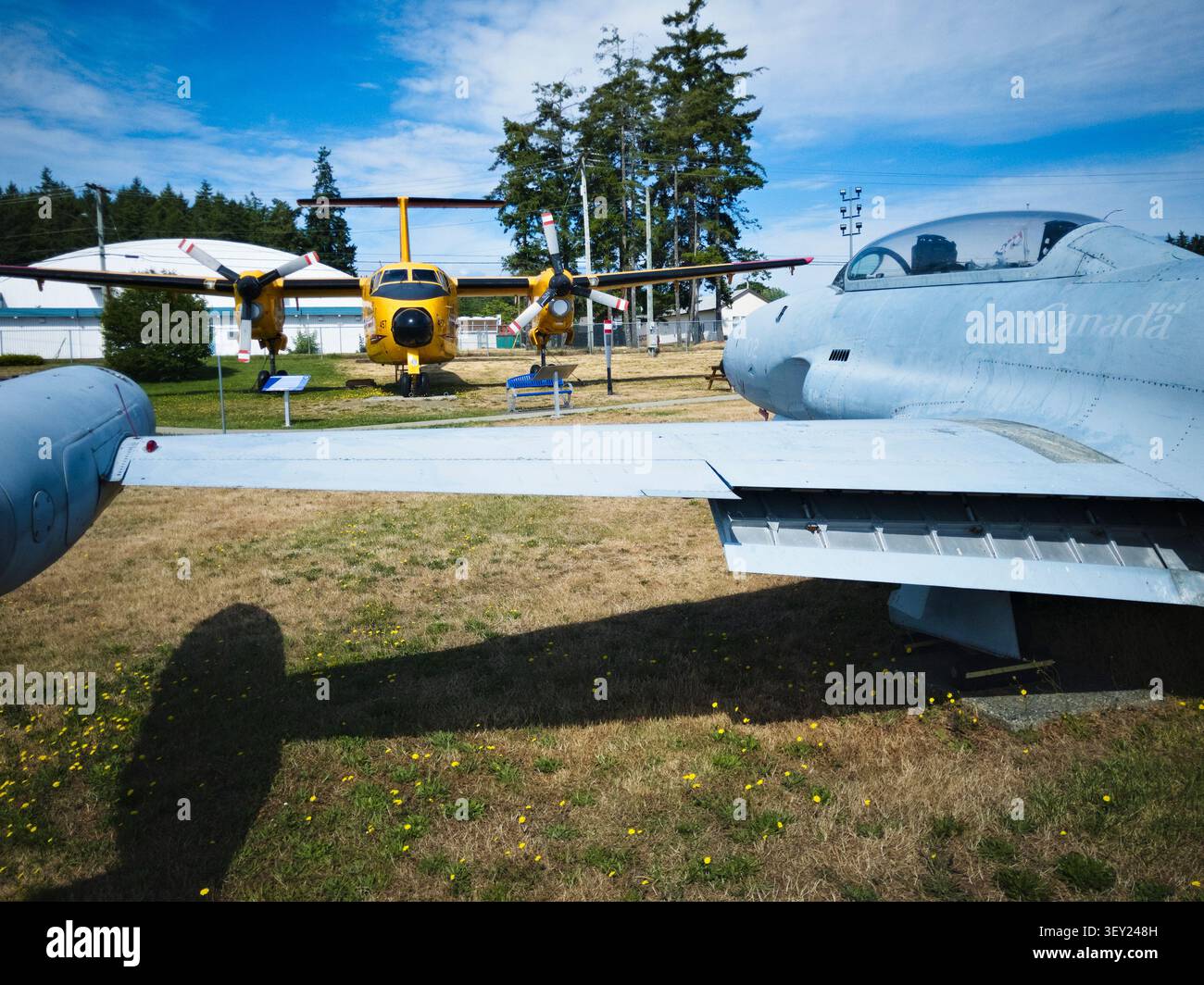 Canadair T-33 Silver Star & de Havilland CC-115 Buffalo, Heritage Air Park, Comox Air Force Museum, Comox, Vancouver Island, British Columbia, Canada - Immagine stock catturata con smartphone