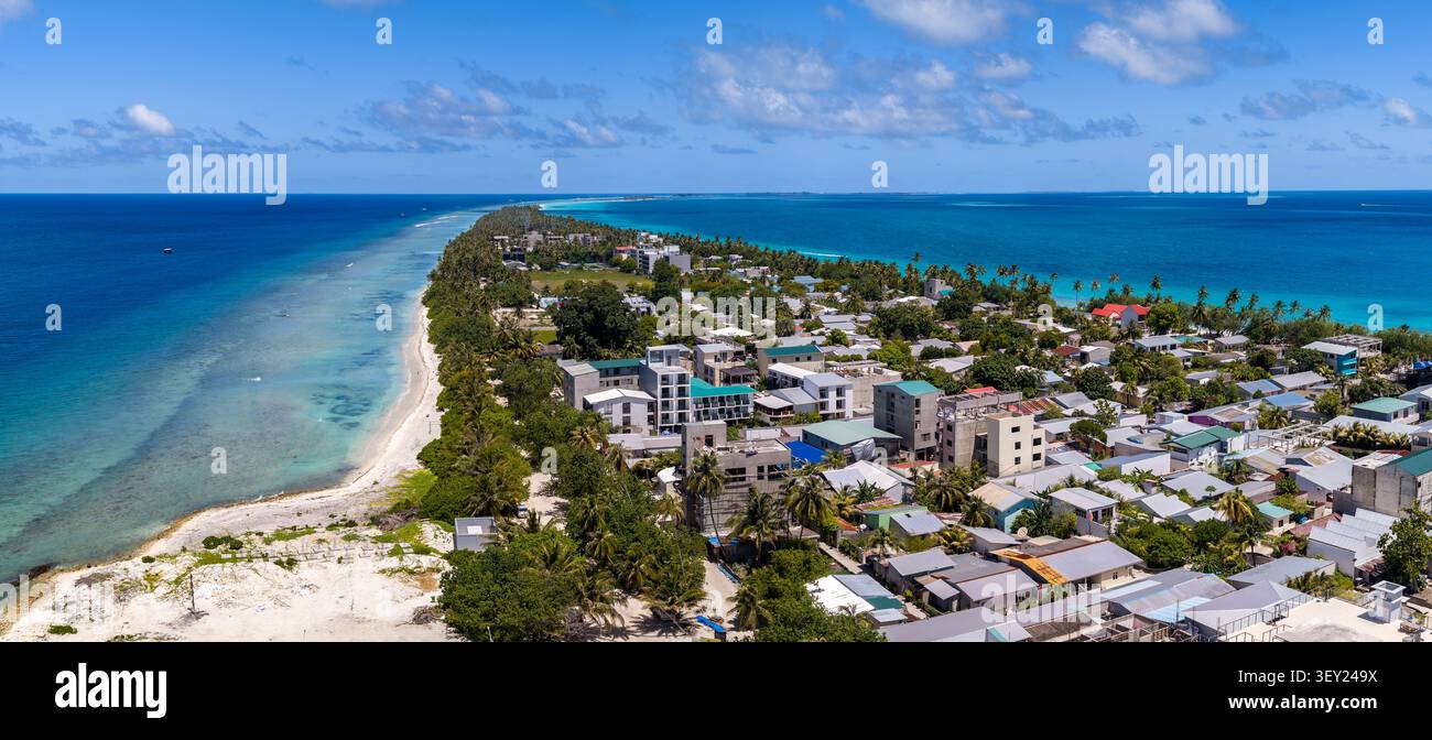 Vista panoramica aerea di Dhigurah Island, Maldive, coste doppie Foto Stock