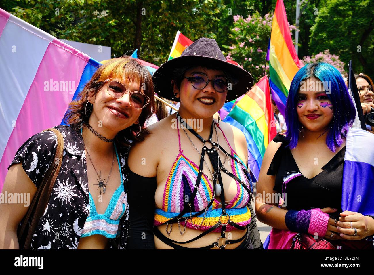 Città del Messico, CDMX, Messico – 27 giugno 2026: Pride Parade Friends with Rainbow Flags Foto Stock