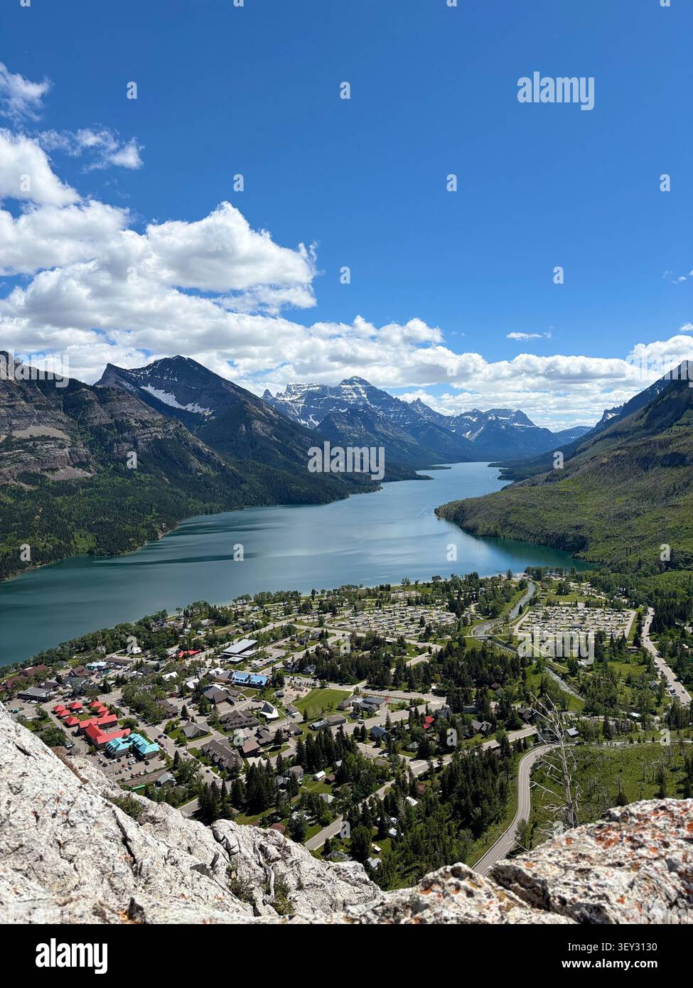 Ampia vista panoramica dalla cima del sentiero Bear's Hump, che si affaccia sulle acque turchesi dell'Upper Waterton Lake. - Immagine stock catturata con smartphone