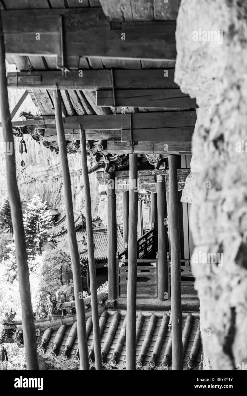 Shanxi, Cina - 10 maggio 2026: Un colpo impressionante delle sottili colonne di legno del Tempio sospeso, incastrate precariamente nella parete a strapiombo per sup Foto Stock