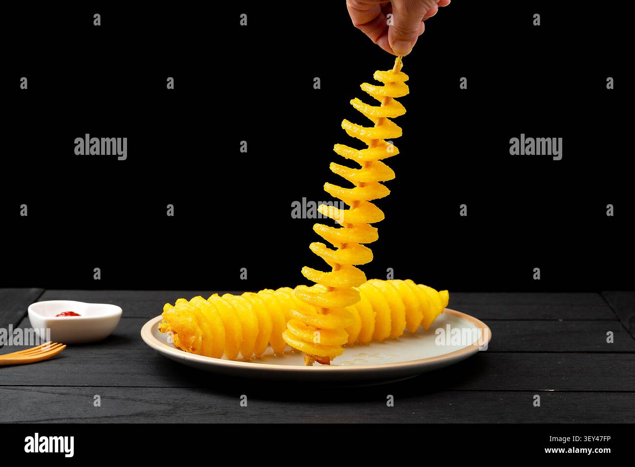 Patatine fritte croccanti al tornado Spiral, snack Street fritti dorati Foto Stock