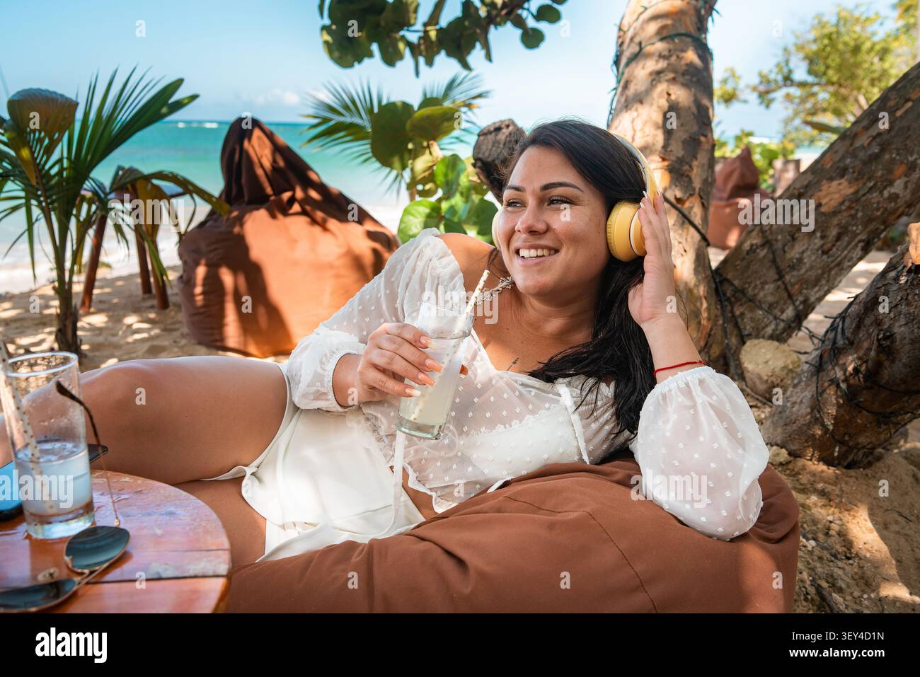 Nomade digitale che lavora a distanza sulla spiaggia di Las Terrenas Samana Foto Stock