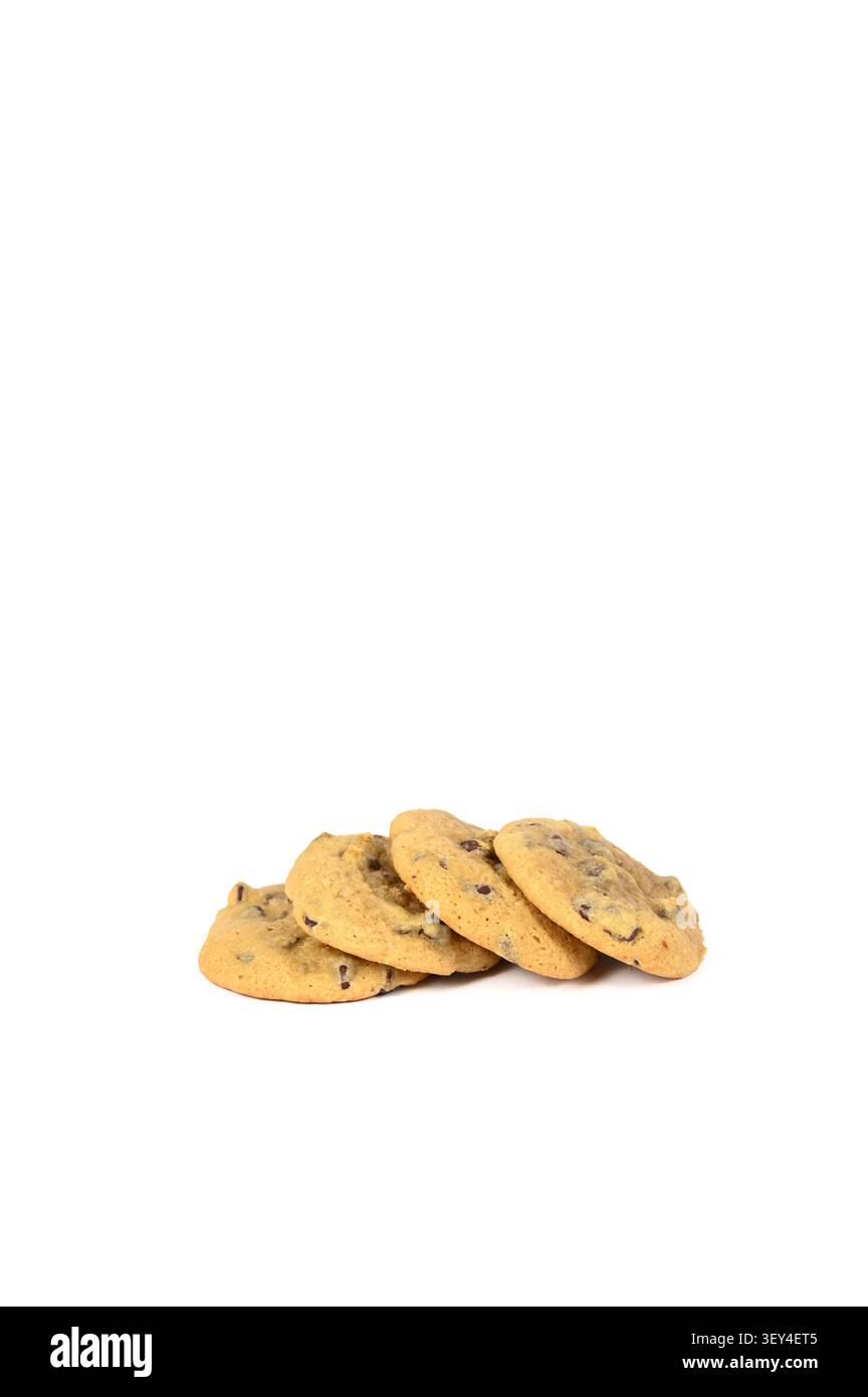 Una fila di dolci fatti in casa con biscotti al cioccolato con scaglie su sfondo bianco Foto Stock