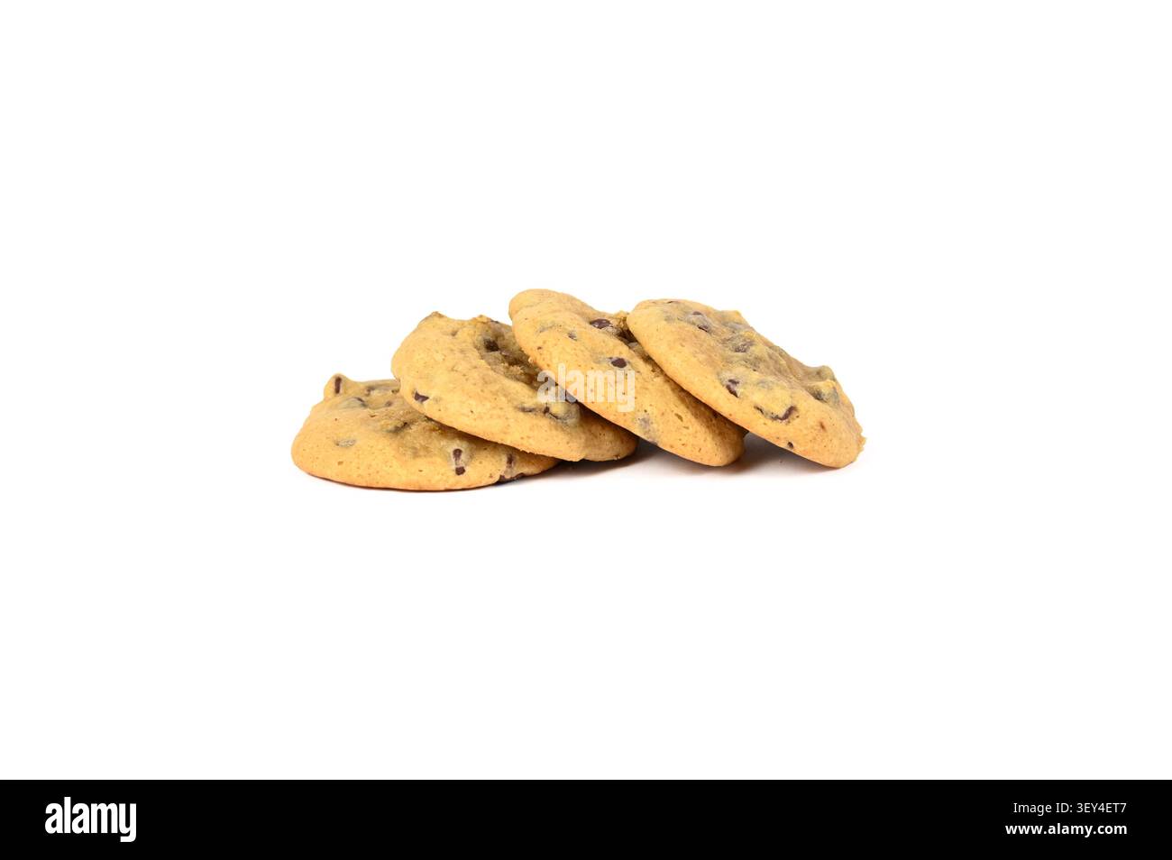 Una fila di dolci fatti in casa con biscotti al cioccolato con scaglie su sfondo bianco Foto Stock