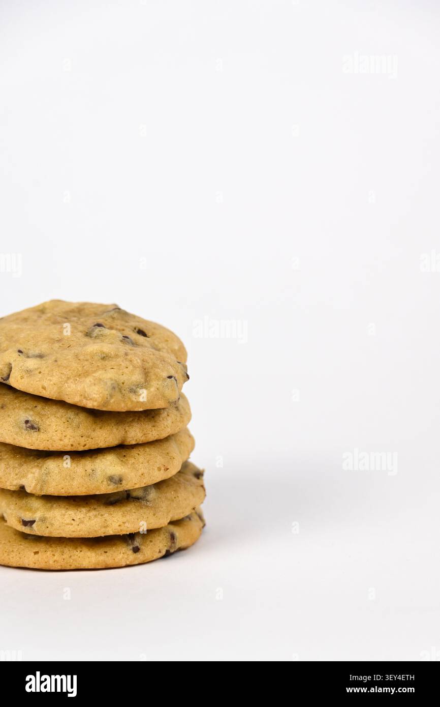 Una pila di dolci fatti in casa con scaglie di cioccolato su sfondo bianco Foto Stock
