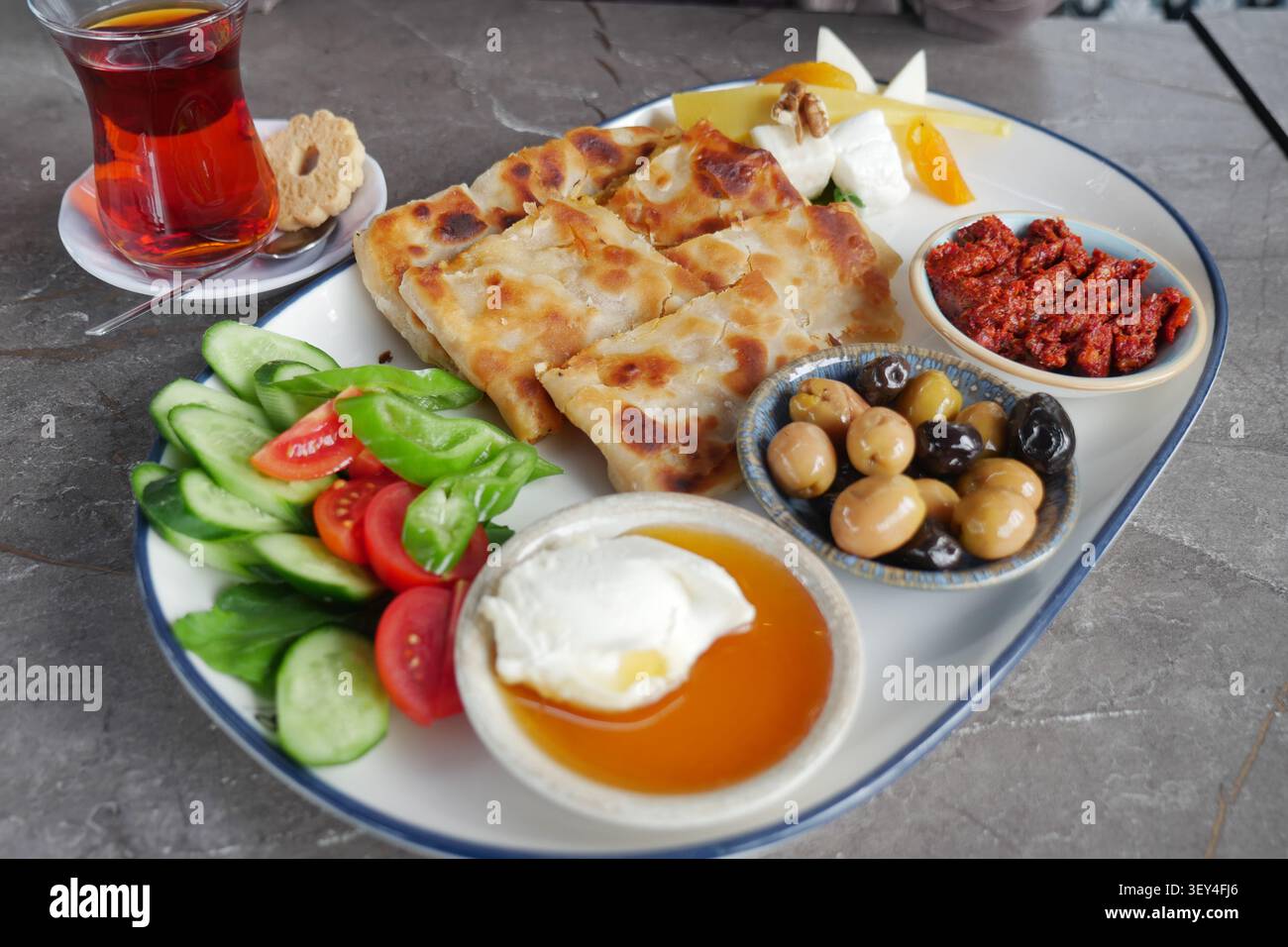 Colazione turca tradizionale in un caffè con piatti tradizionali Foto Stock