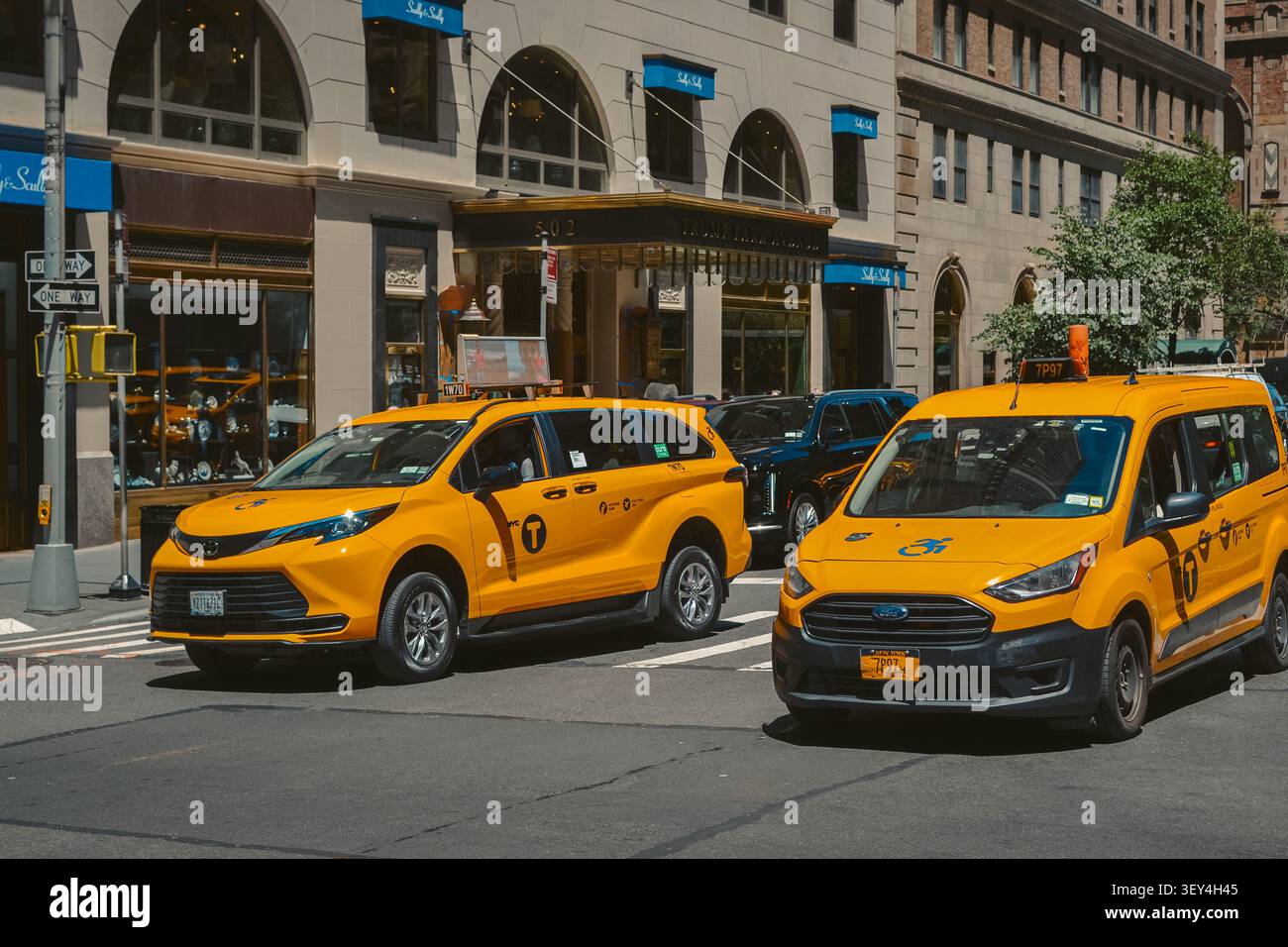 New York City, Stati Uniti – 16 giugno 2026: Iconici taxi con medaglione giallo che viaggiano per le strade di Manhattan. Foto Stock