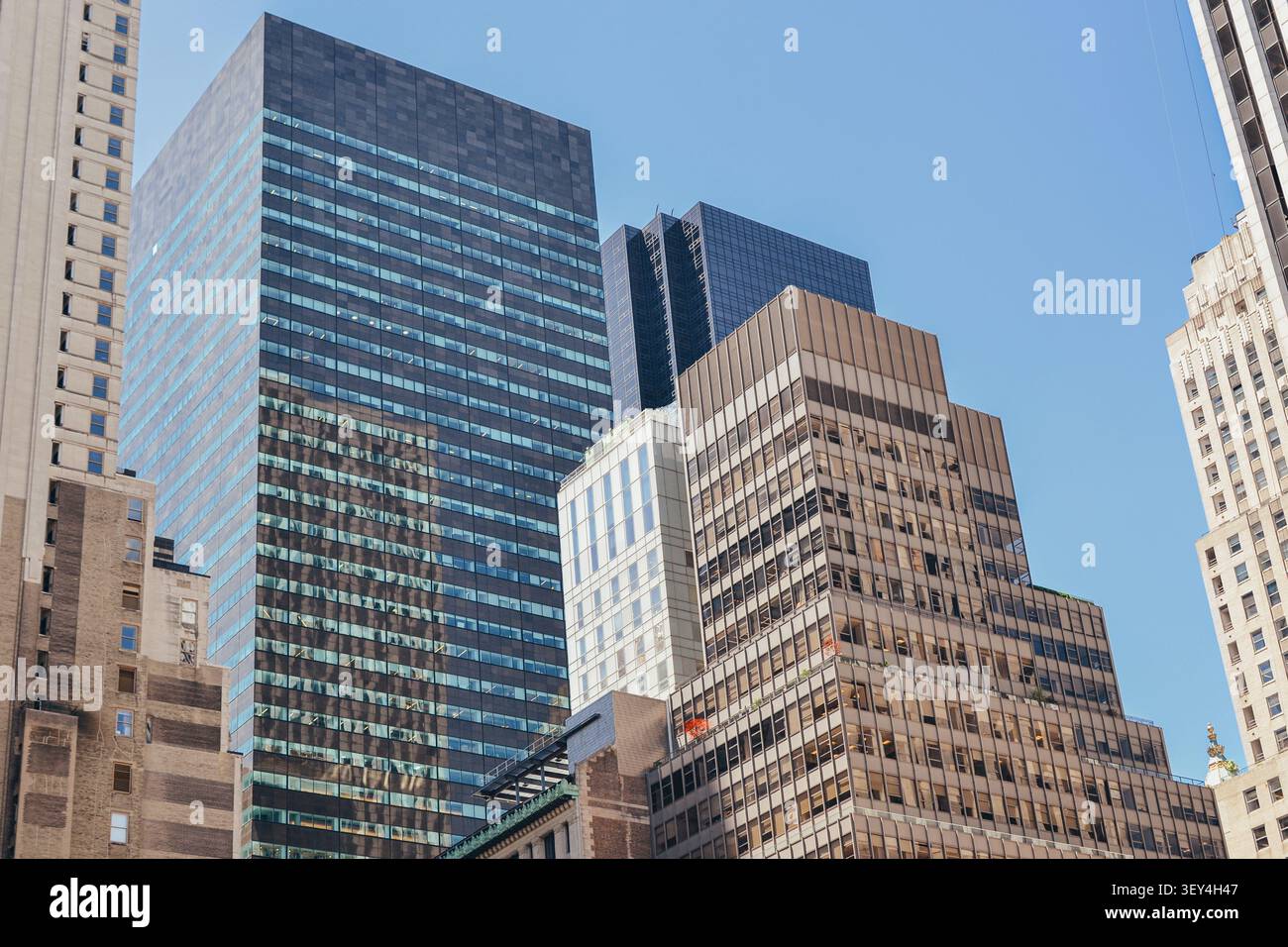 New York City, USA – 16 giugno 2026: Vista dall'angolo basso delle moderne torri di uffici aziendali nel centro di Manhattan. Foto Stock