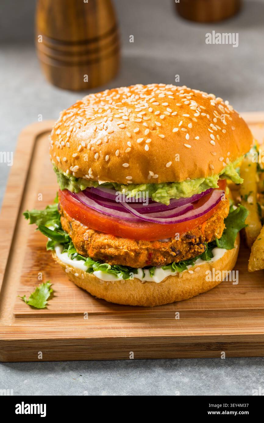 Sano hamburger vegetariano con fagioli neri e verdure con pomodoro e lattuga Foto Stock