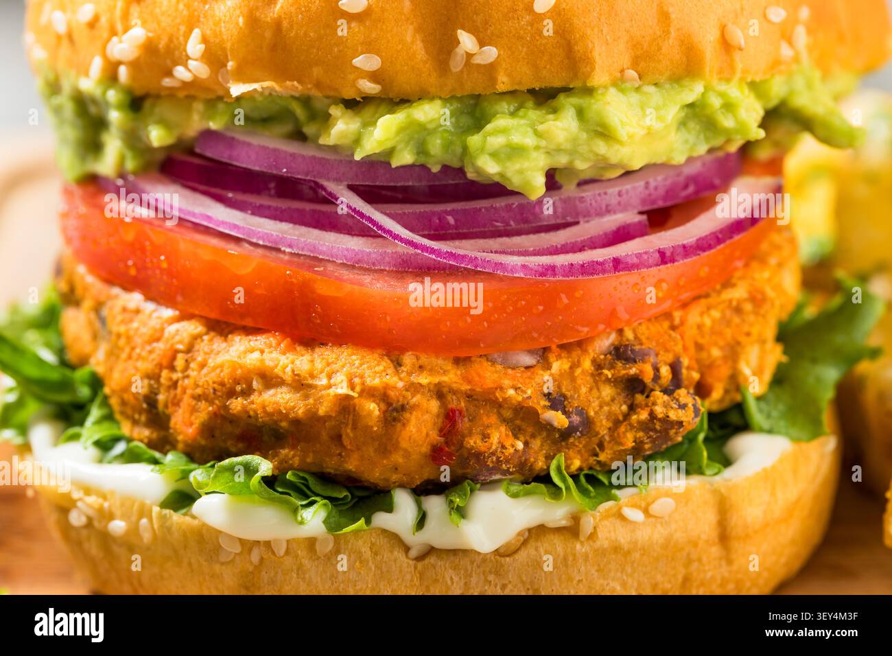 Sano hamburger vegetariano con fagioli neri e verdure con pomodoro e lattuga Foto Stock