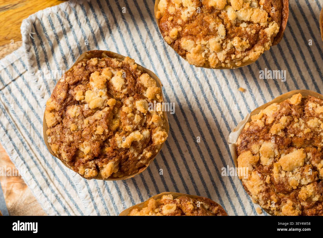 Muffin fatti in casa con torta al caffè alla cannella da mangiare a colazione Foto Stock