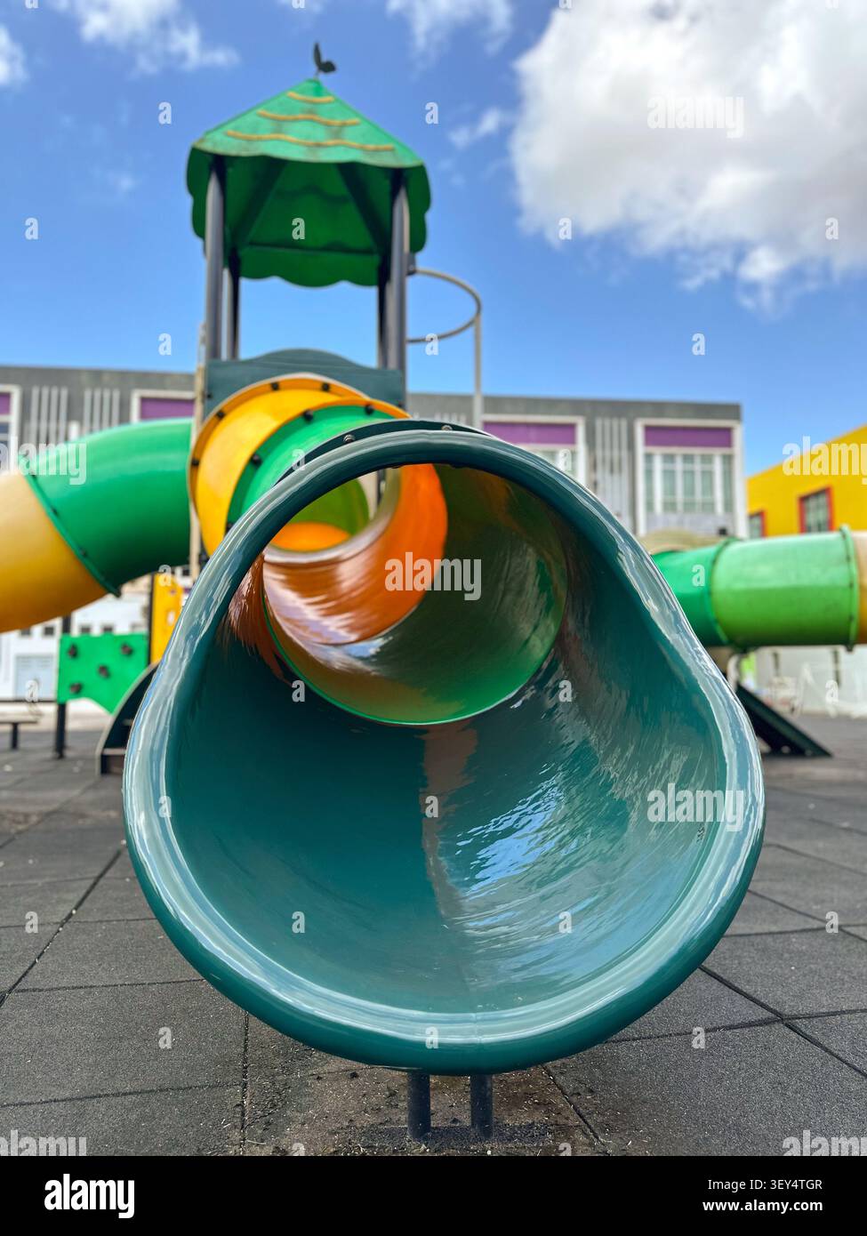 Colorato parco giochi all'aperto per bambini con scivoli e attrezzature da gioco a Johor Bahru, Johor, Malesia. - Immagine stock catturata con smartphone