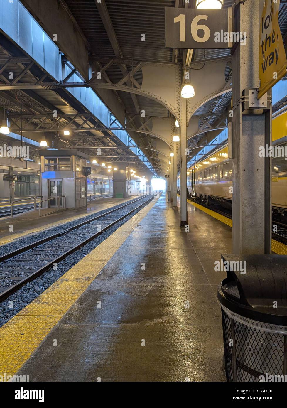 Stazione Union di Toronto: una banchina con linee di sicurezza lungo i binari e il capannone storico modernizzato. Un vagone ferroviario è visibile a destra. Toronto - Immagine stock catturata con smartphone