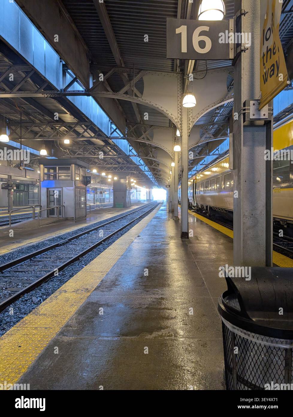 Stazione Union di Toronto: una banchina con linee di sicurezza lungo i binari e il capannone storico modernizzato. Un vagone ferroviario è visibile a destra. Toronto - Immagine stock catturata con smartphone