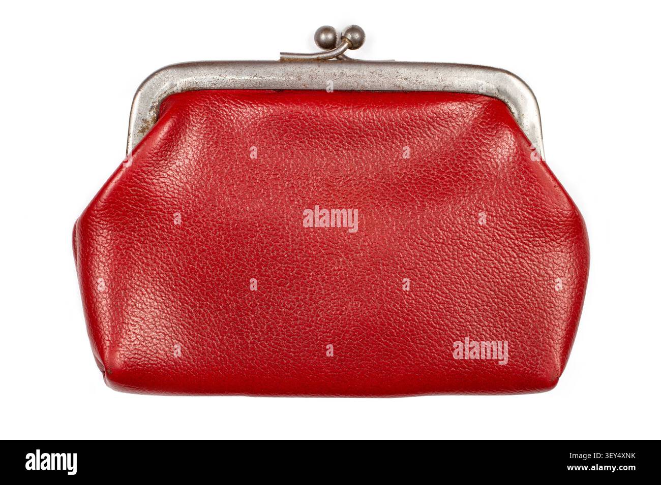 Portafoglio vintage in pelle dalla forma classica su sfondo bianco. Primo piano sul portafoglio rosso. Foto Stock