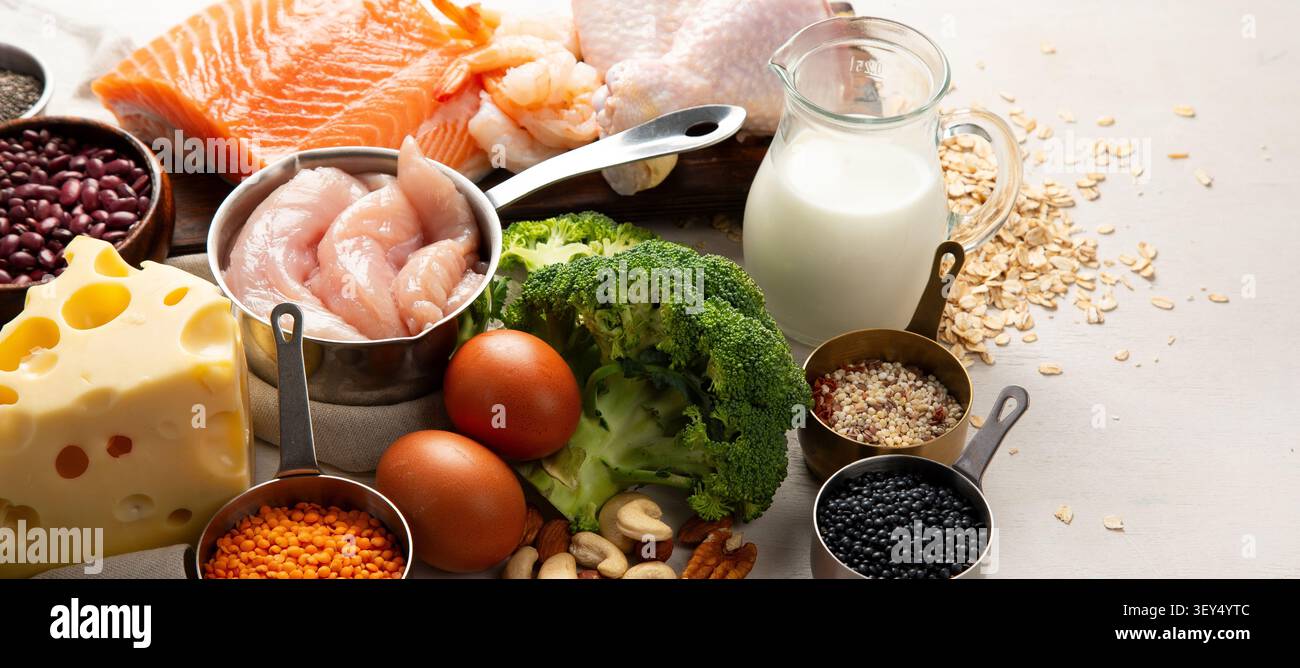 Asortazione di prodotti proteici vegani a base vegetale su sfondo chiaro. Vista dall'alto. Foto Stock