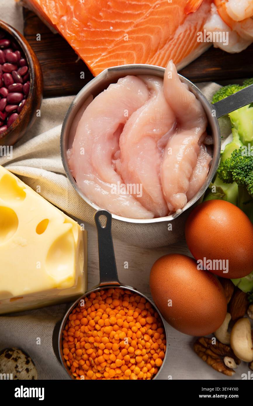 Asortazione di prodotti proteici vegani a base vegetale su sfondo chiaro. Vista dall'alto. Foto Stock