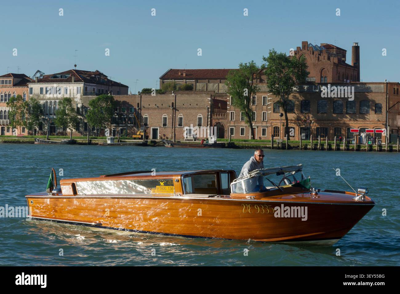Venise est une ville piéton où les déplacements se font exclusivement sur l'eau ou à pied. Le vaporetto de Venise est le principal Transport en Comm Foto Stock