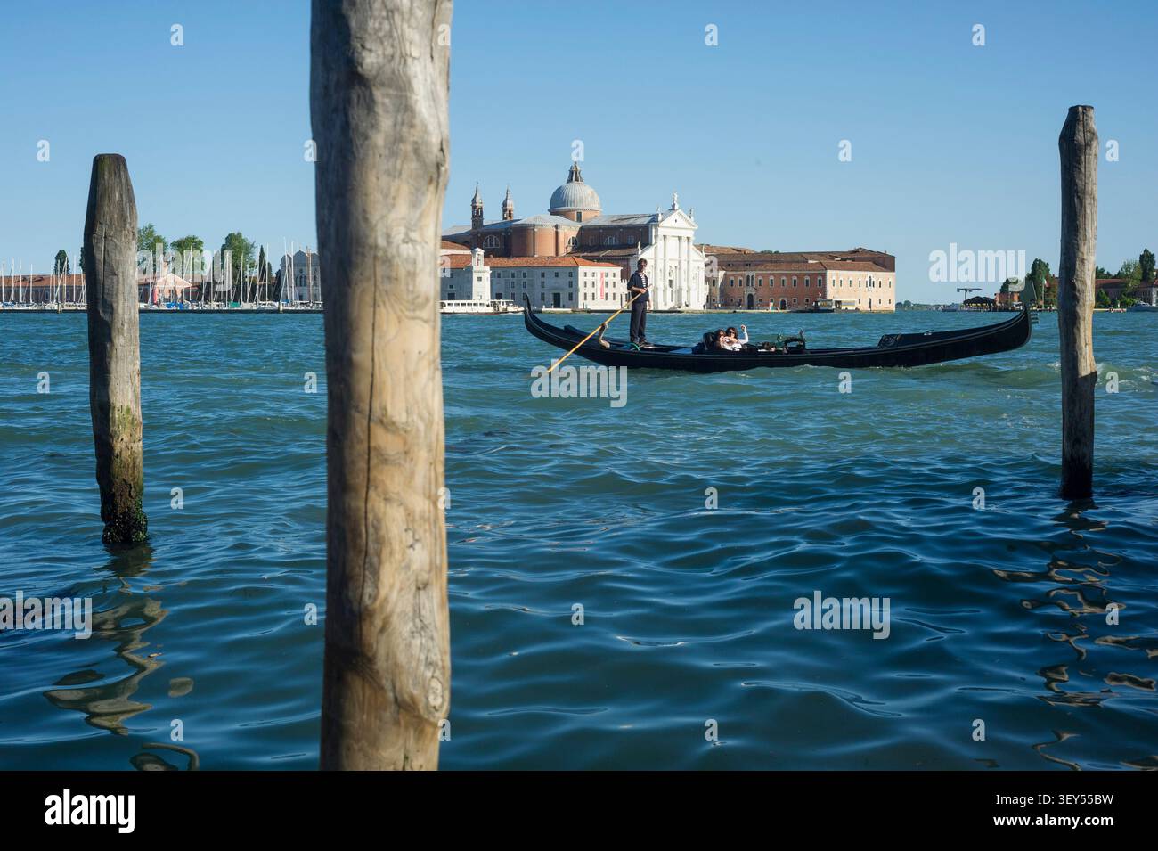 Venise est une ville piéton où les déplacements se font exclusivement sur l'eau ou à pied. Le vaporetto de Venise est le principal Transport en Comm Foto Stock