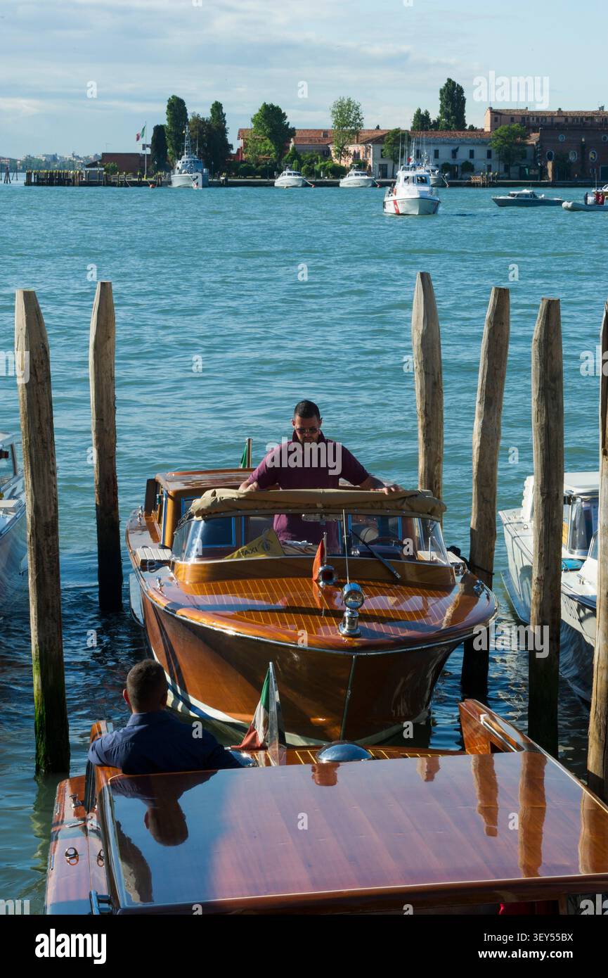 Venise est une ville piéton où les déplacements se font exclusivement sur l'eau ou à pied. Le vaporetto de Venise est le principal Transport en Comm Foto Stock