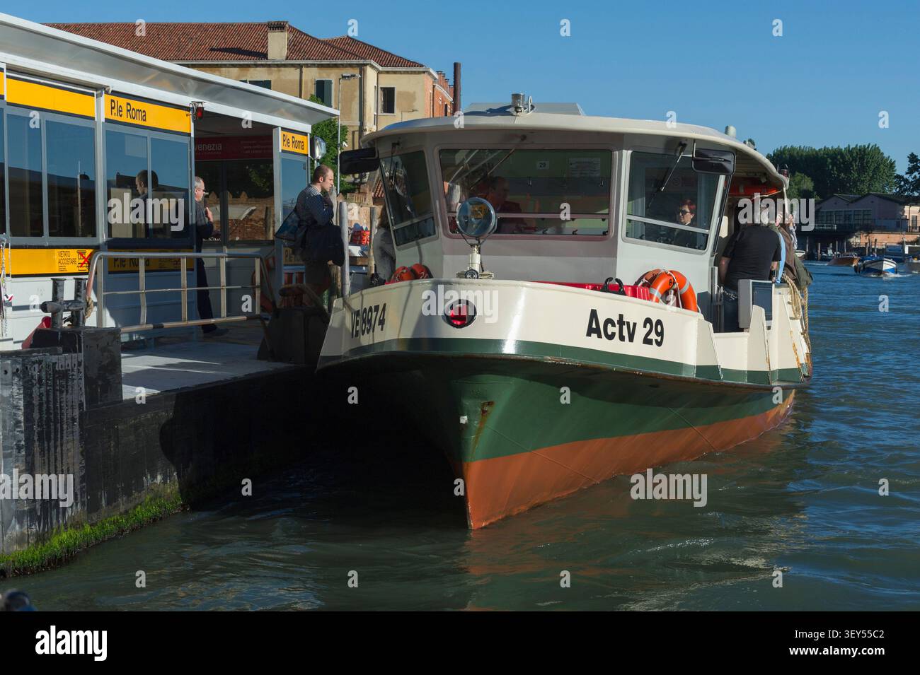 Venise est une ville piéton où les déplacements se font exclusivement sur l'eau ou à pied. Le vaporetto de Venise est le principal Transport en Comm Foto Stock