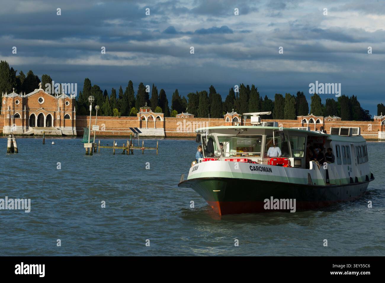 Venise est une ville piéton où les déplacements se font exclusivement sur l'eau ou à pied. Le vaporetto de Venise est le principal Transport en Comm Foto Stock