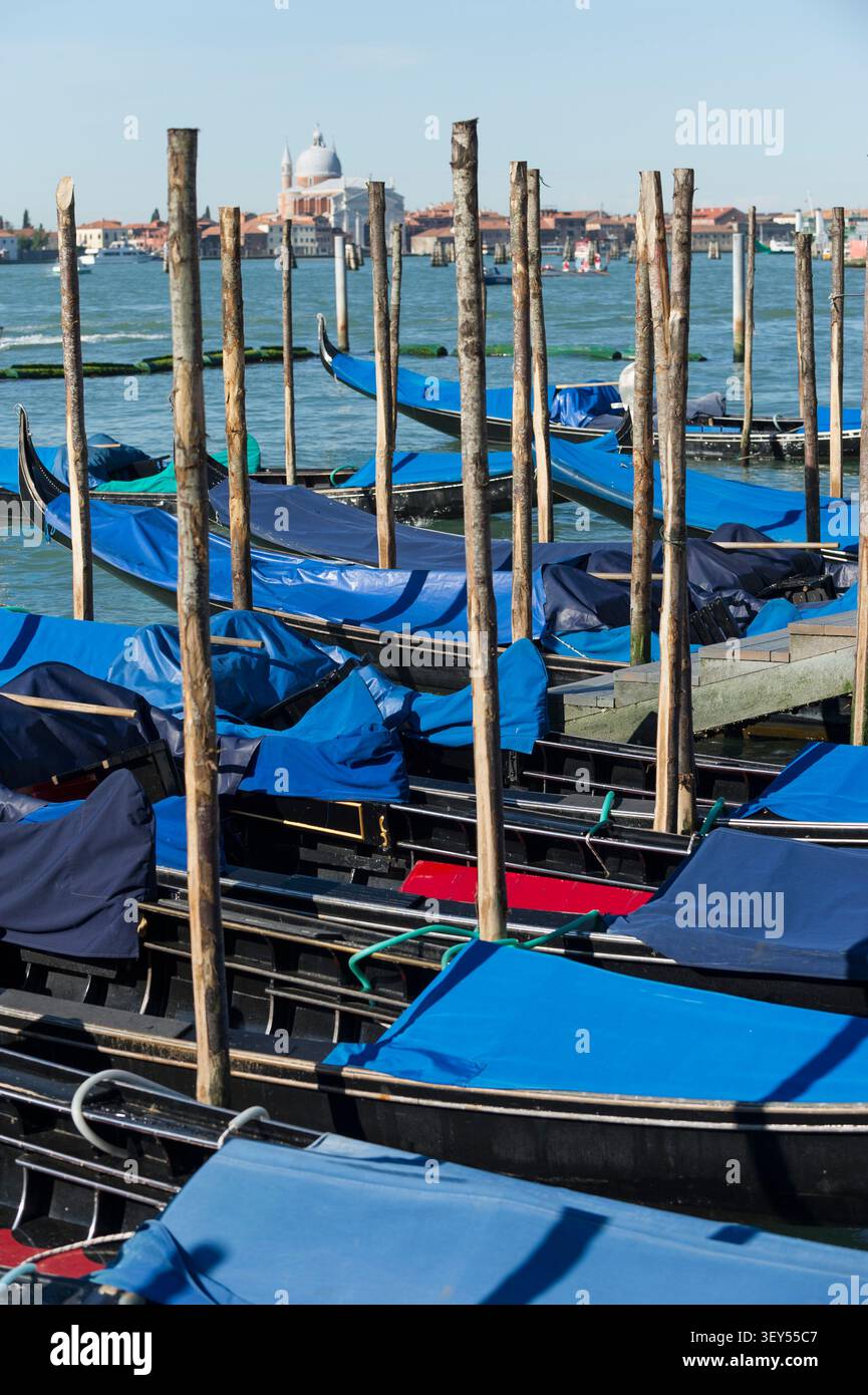 Venise est une ville piéton où les déplacements se font exclusivement sur l'eau ou à pied. Le vaporetto de Venise est le principal Transport en Comm Foto Stock