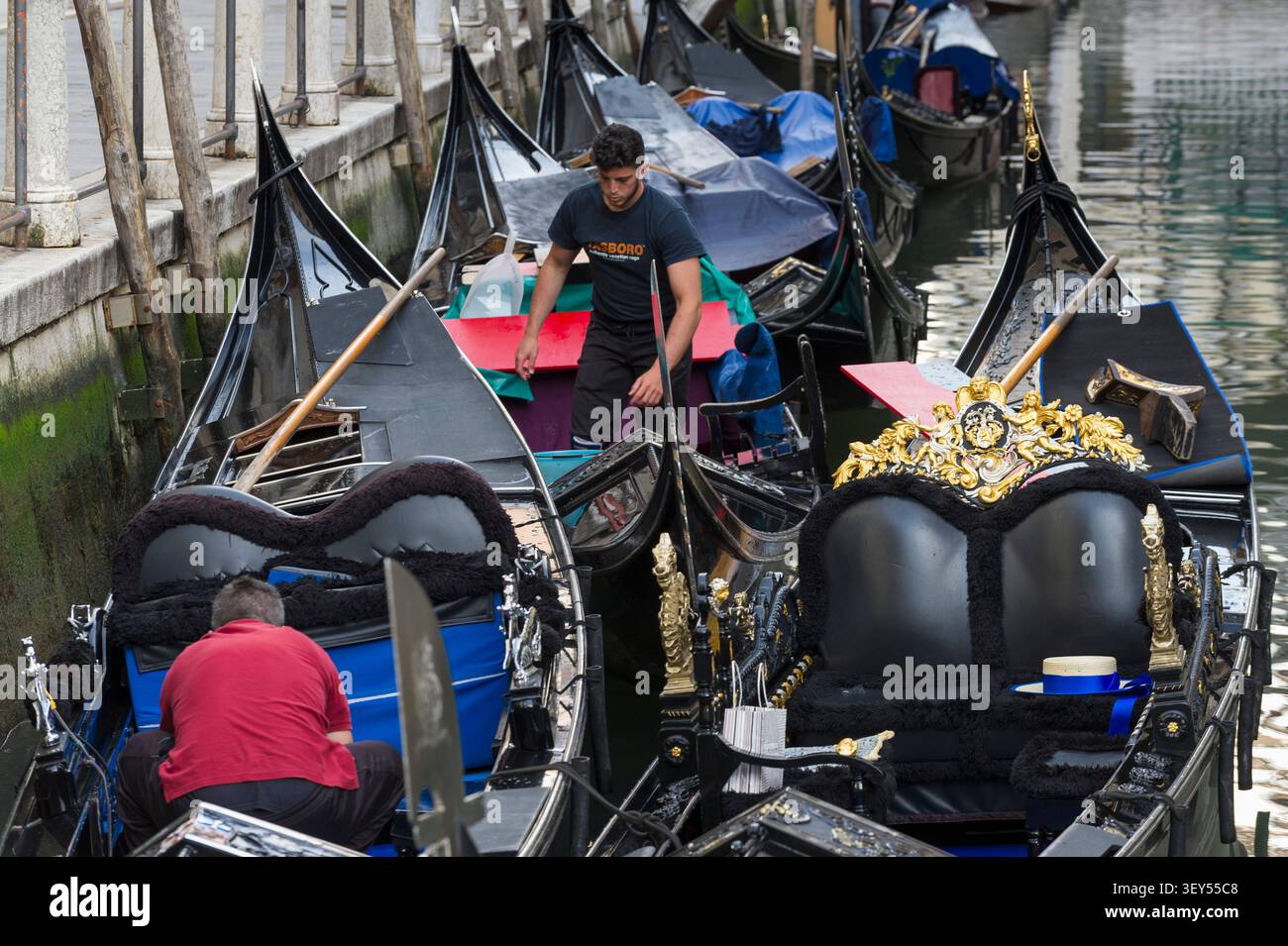 Venise est une ville piéton où les déplacements se font exclusivement sur l'eau ou à pied. Le vaporetto de Venise est le principal Transport en Comm Foto Stock