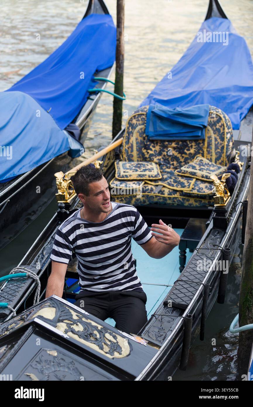 Venise est une ville piéton où les déplacements se font exclusivement sur l'eau ou à pied. Le vaporetto de Venise est le principal Transport en Comm Foto Stock