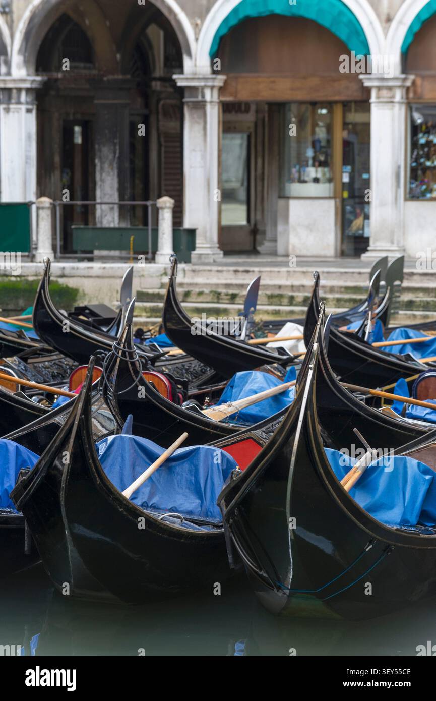Venise est une ville piéton où les déplacements se font exclusivement sur l'eau ou à pied. Le vaporetto de Venise est le principal Transport en Comm Foto Stock