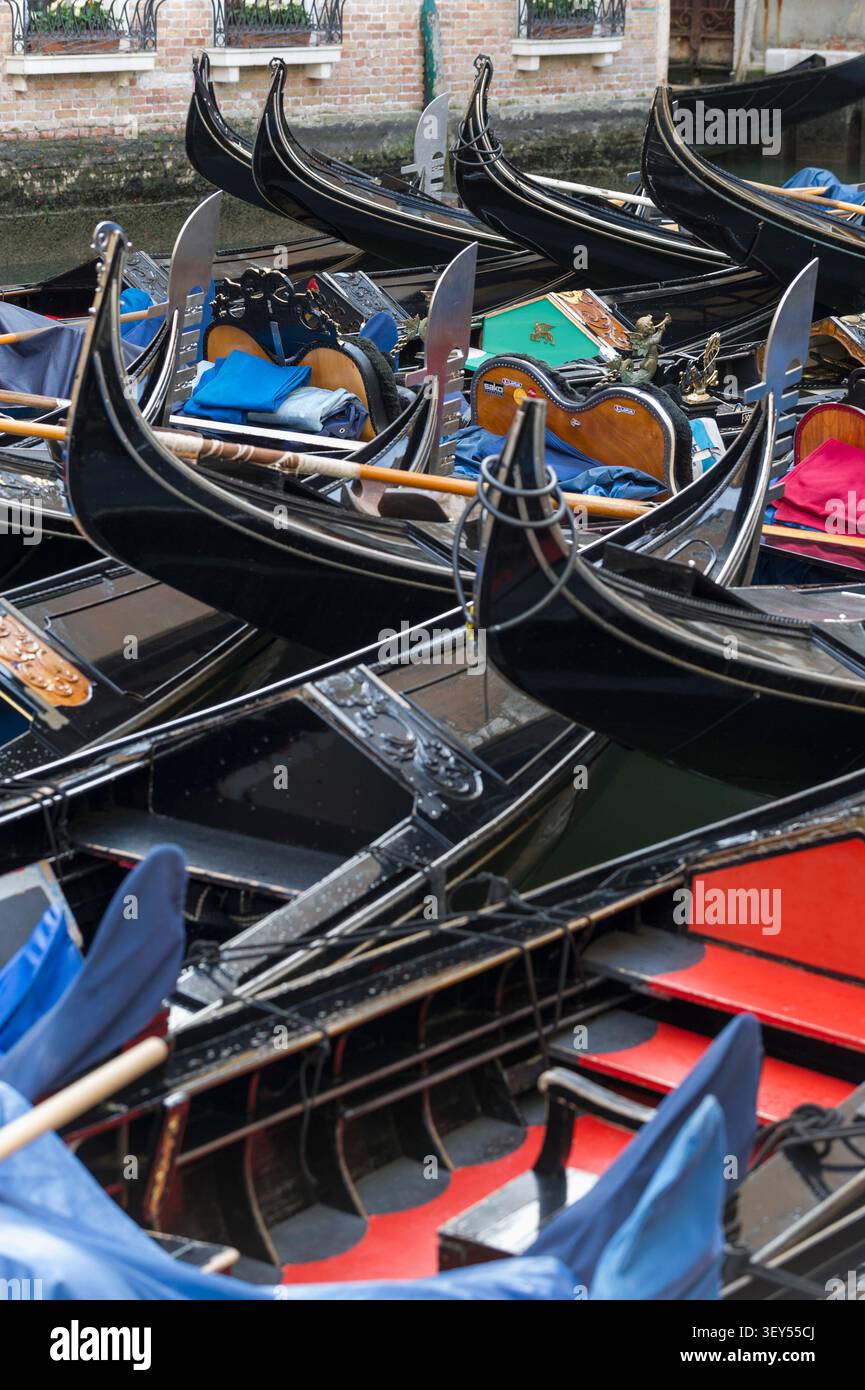 Venise est une ville piéton où les déplacements se font exclusivement sur l'eau ou à pied. Le vaporetto de Venise est le principal Transport en Comm Foto Stock