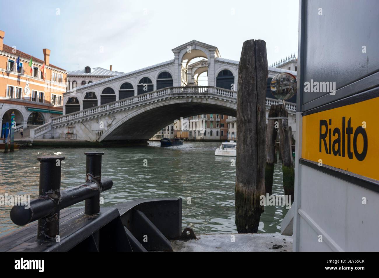 Venise est une ville piéton où les déplacements se font exclusivement sur l'eau ou à pied. Le vaporetto de Venise est le principal Transport en Comm Foto Stock