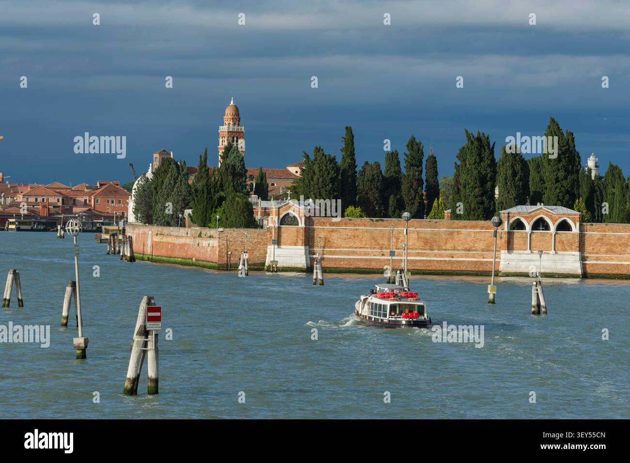 Venise est une ville piéton où les déplacements se font exclusivement sur l'eau ou à pied. Le vaporetto de Venise est le principal Transport en Comm Foto Stock