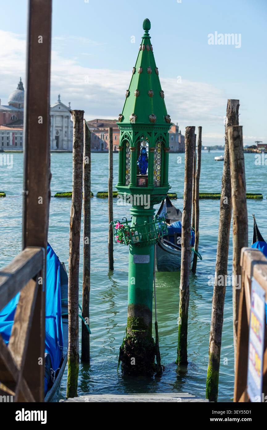 Venise est une ville piéton où les déplacements se font exclusivement sur l'eau ou à pied. Le vaporetto de Venise est le principal Transport en Comm Foto Stock
