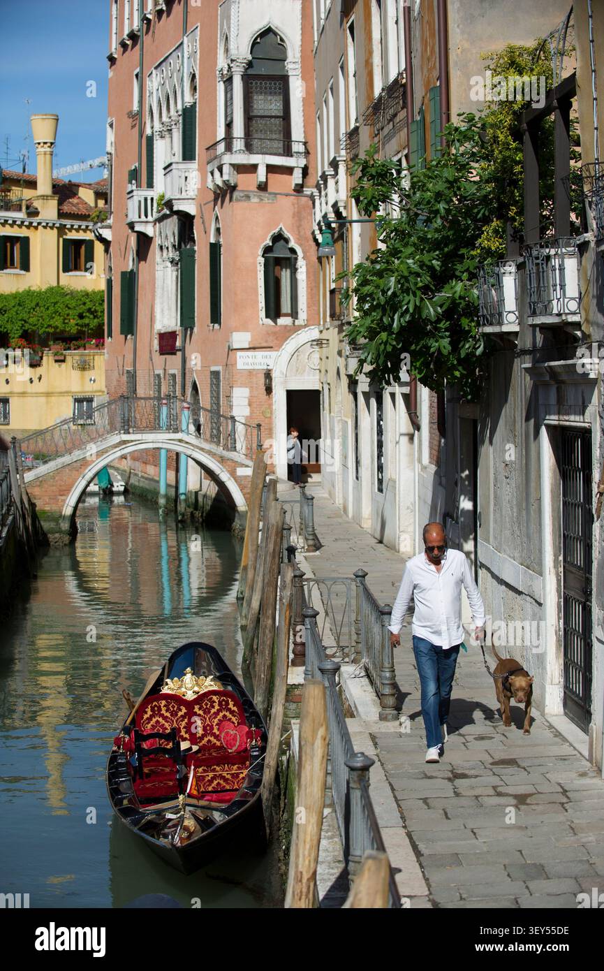 Venise est une ville piéton où les déplacements se font exclusivement sur l'eau ou à pied. Le vaporetto de Venise est le principal Transport en Comm Foto Stock