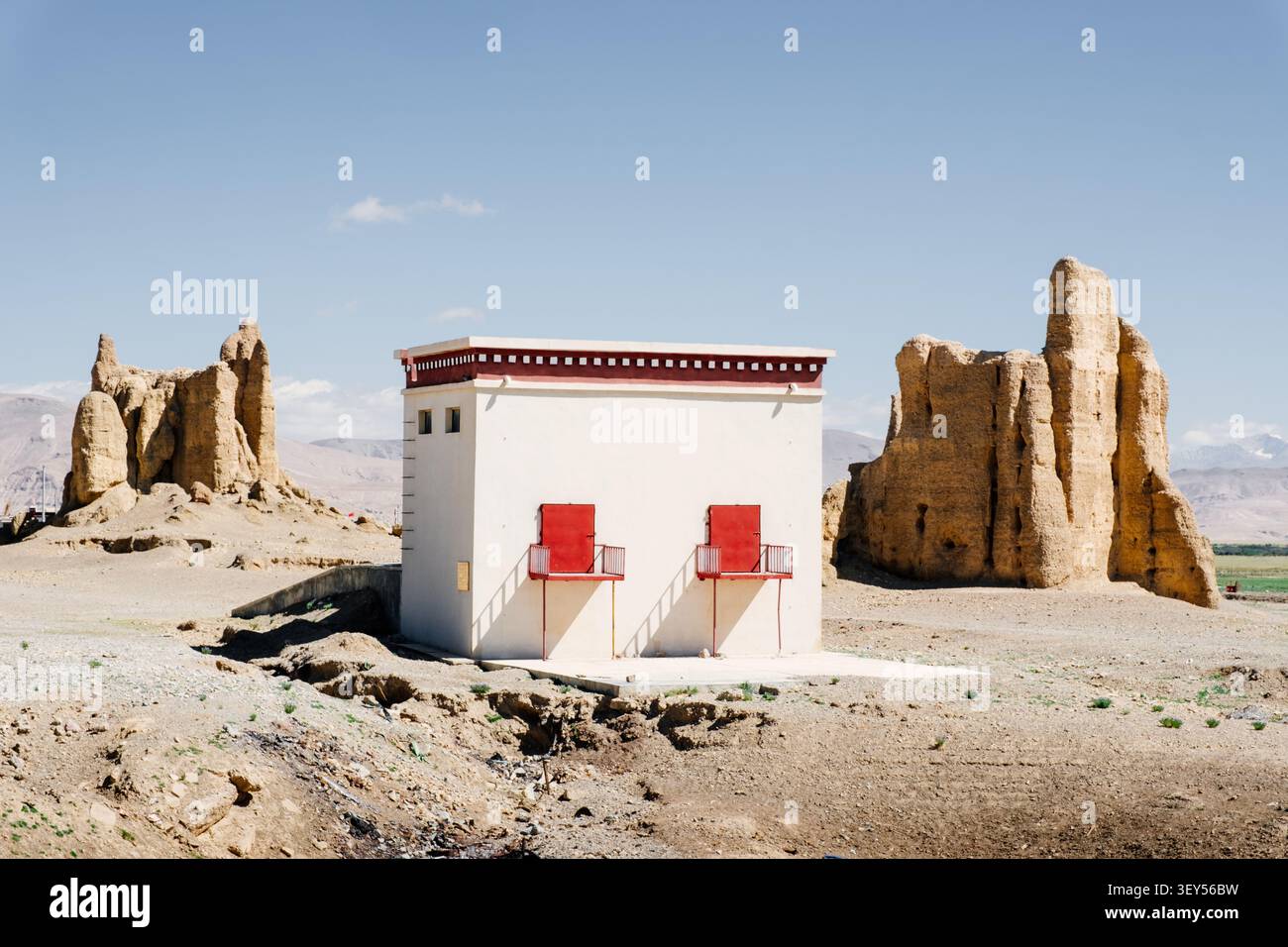 I villici tibetani locali hanno costruito fienili con materiali moderni tra le rovine secentesche della fortezza in argilla, creando un contrasto suggestivo. Foto Stock