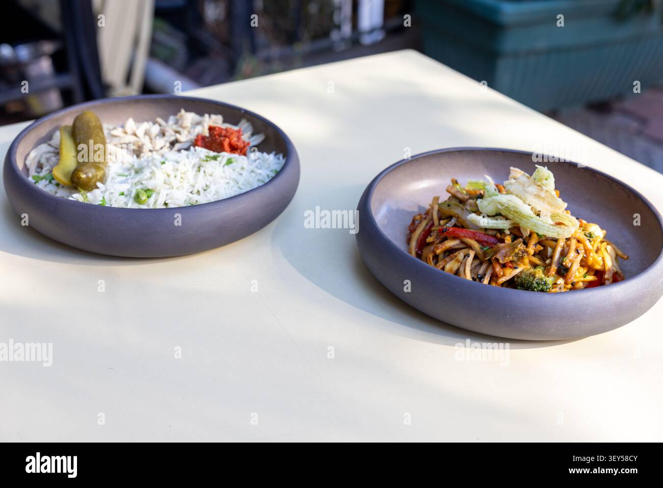 Prima vista di noodles saltati con verdure Foto Stock