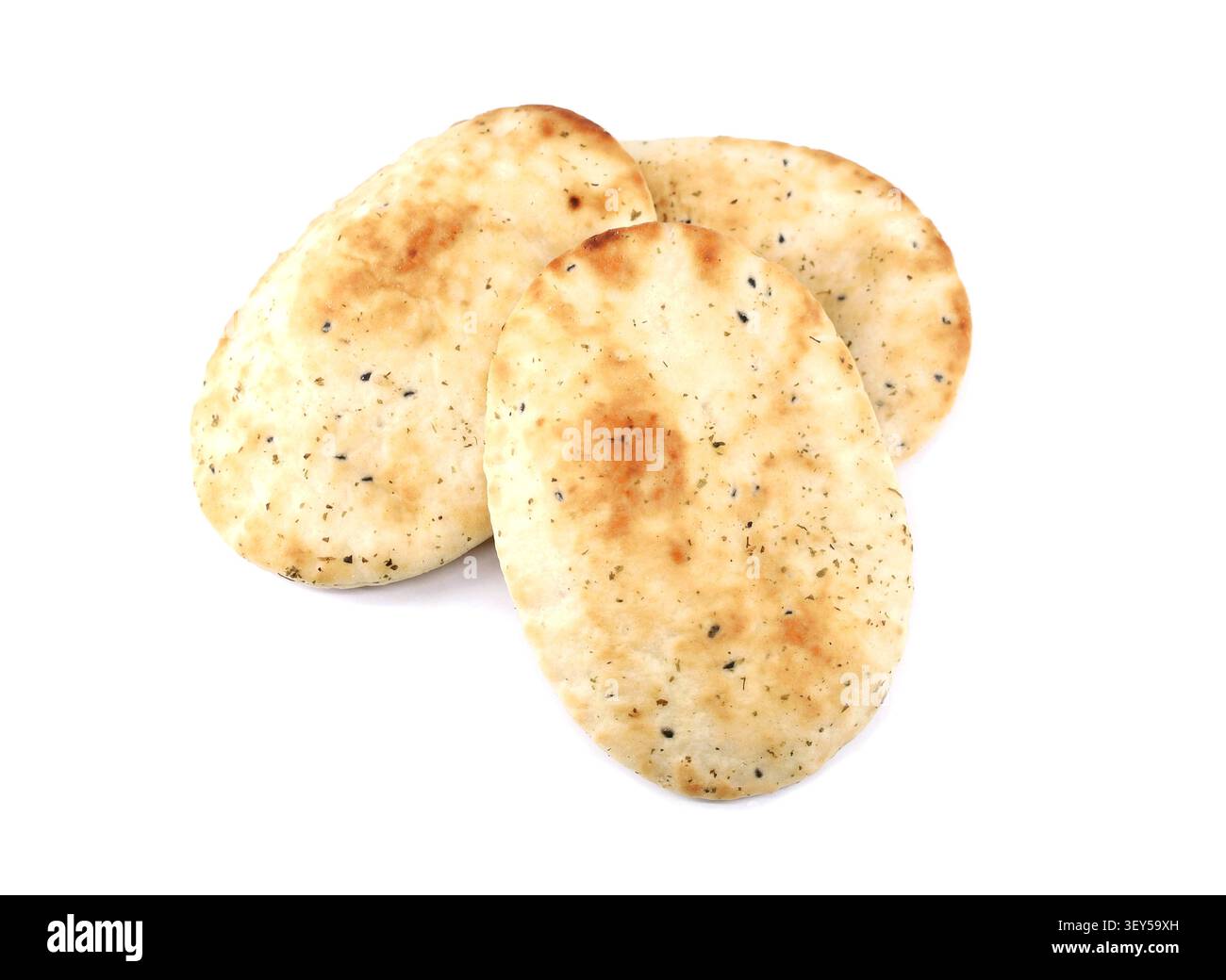 Focaccia naan su sfondo bianco. Si tratta di un pane tradizionale lievitato diffuso in molti paesi asiatici in diverse varianti. Foto Stock