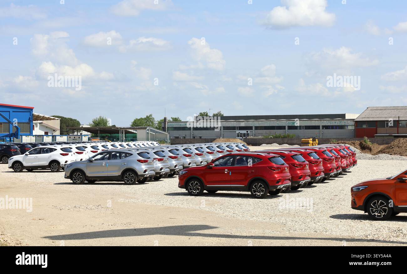 Pradamano, Italia. 19 maggio 2024. Auto MG ZS in fila divise per colore, al di fuori della concessionaria ufficiale della casa automobilistica cinese Foto Stock