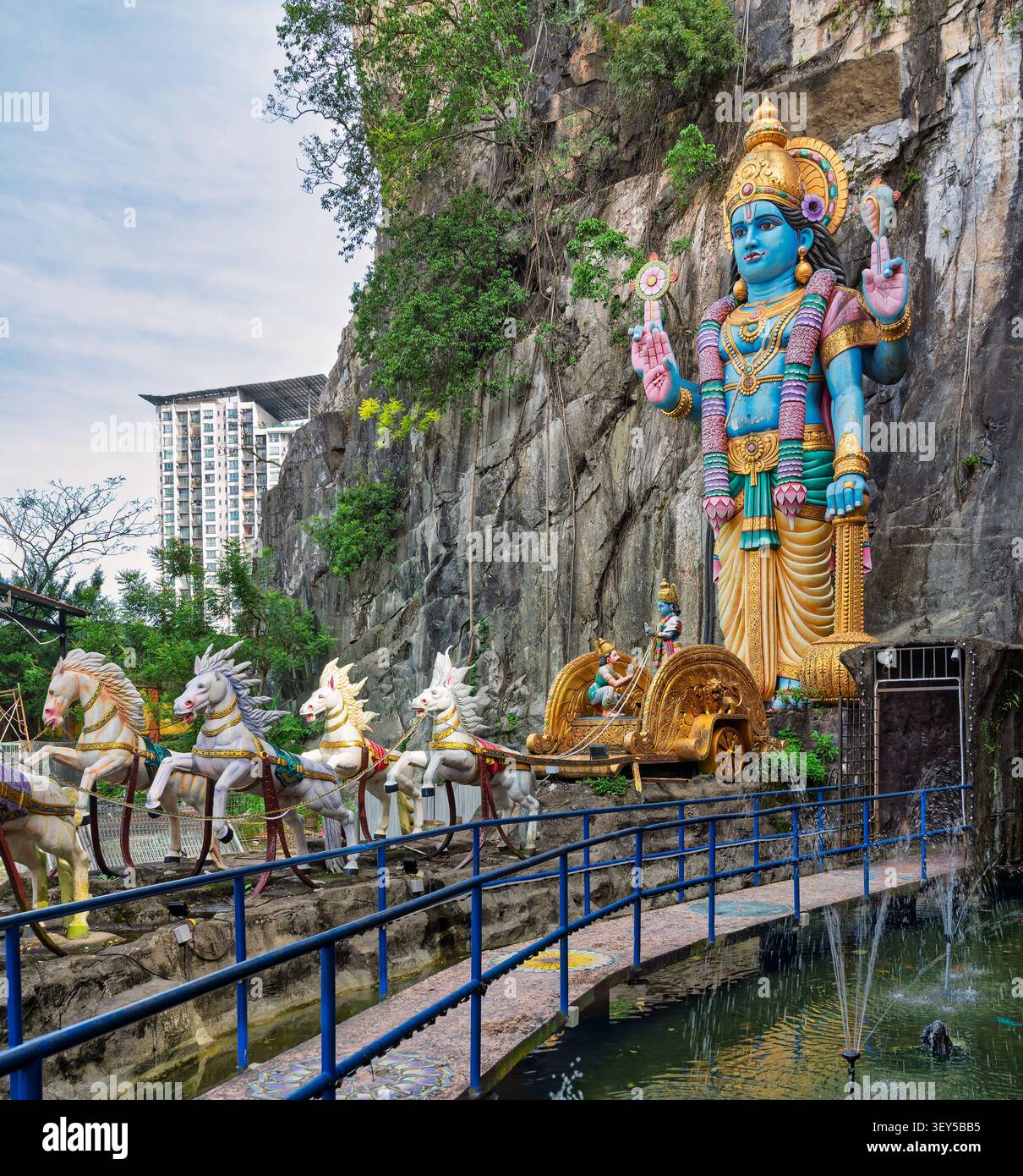 Statua gigante di Lord Krishna su un carro dorato con cavalli bianchi presso la scogliera calcarea delle grotte di Batu a Gombak, Selangor, Malesia Foto Stock